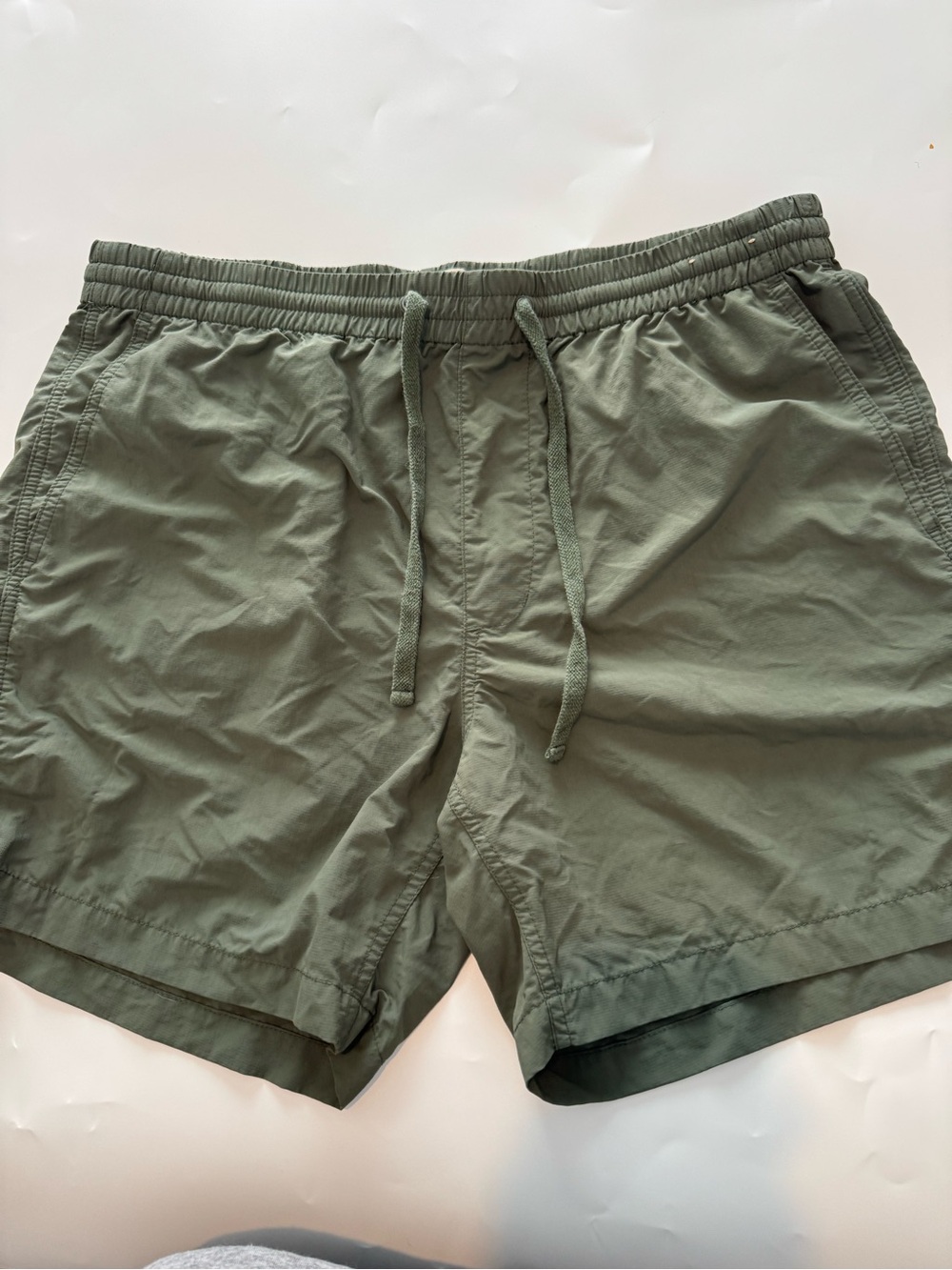 Madewell Men's Olive Drawstring Flat Front Shorts